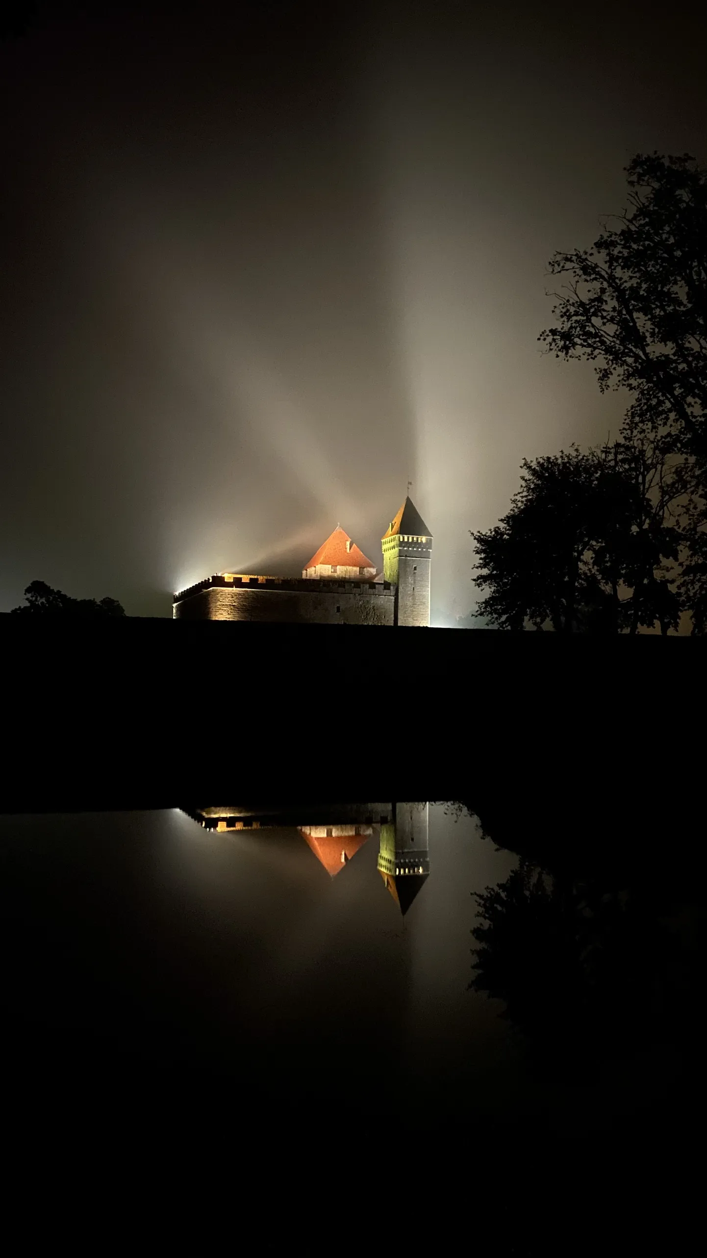 Kuressaare linnus. Öises udus