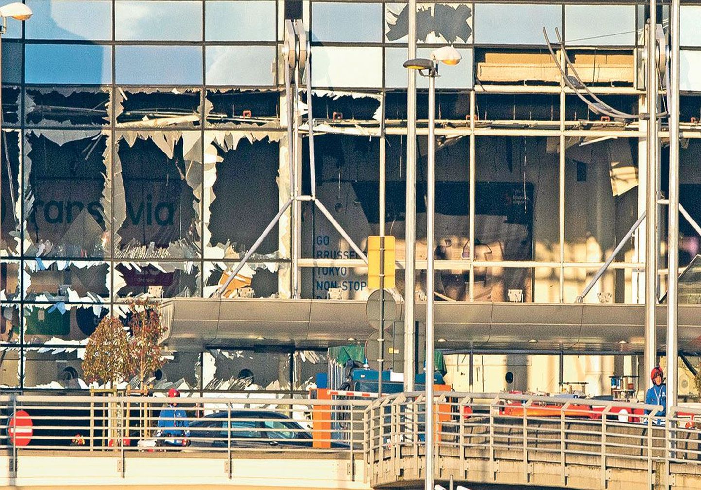 Взрывная волна выбила стекла фасада аэропорта Завентем.