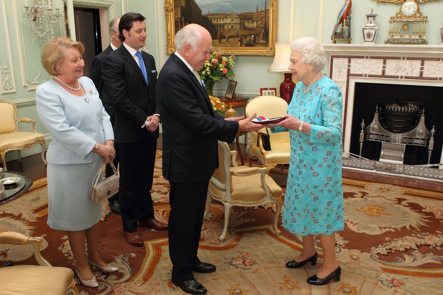 Endise peaministri proua Jeanette Howard, John Howard ja Briti kuninganna Elizabeth II eilsel tseremoonial.