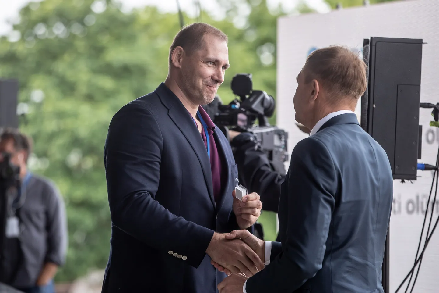 EOK tippspordikomisjoni esimees Gerd Kanter (vasakul).