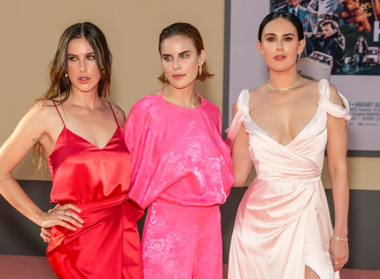 Tallulah Belle Willis, Scout Larue Willis ja Rumer Willis punasel vaibal.