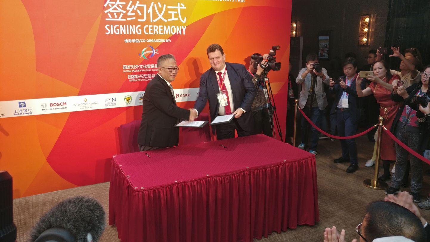 Eesti Kontserti juhatuse liige Jüri Leiten (paremal) allakirjastas koostööleppe Shanghai kunstifestivaliga.