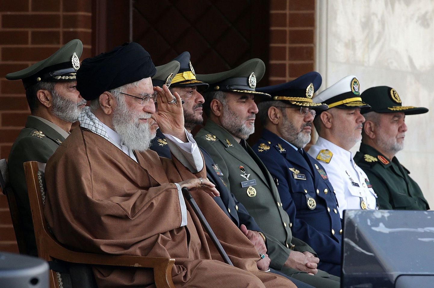 Ajatolla Ali Khamenei Iraani sõjaväejuhtidega.