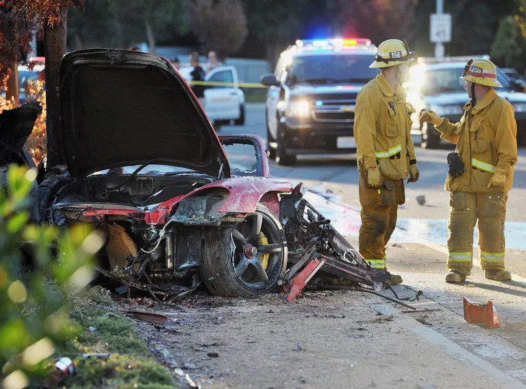Американский актер Пол Уокер в минувшую субботу погиб в ДТП в Калифорнии. Место трагедии.