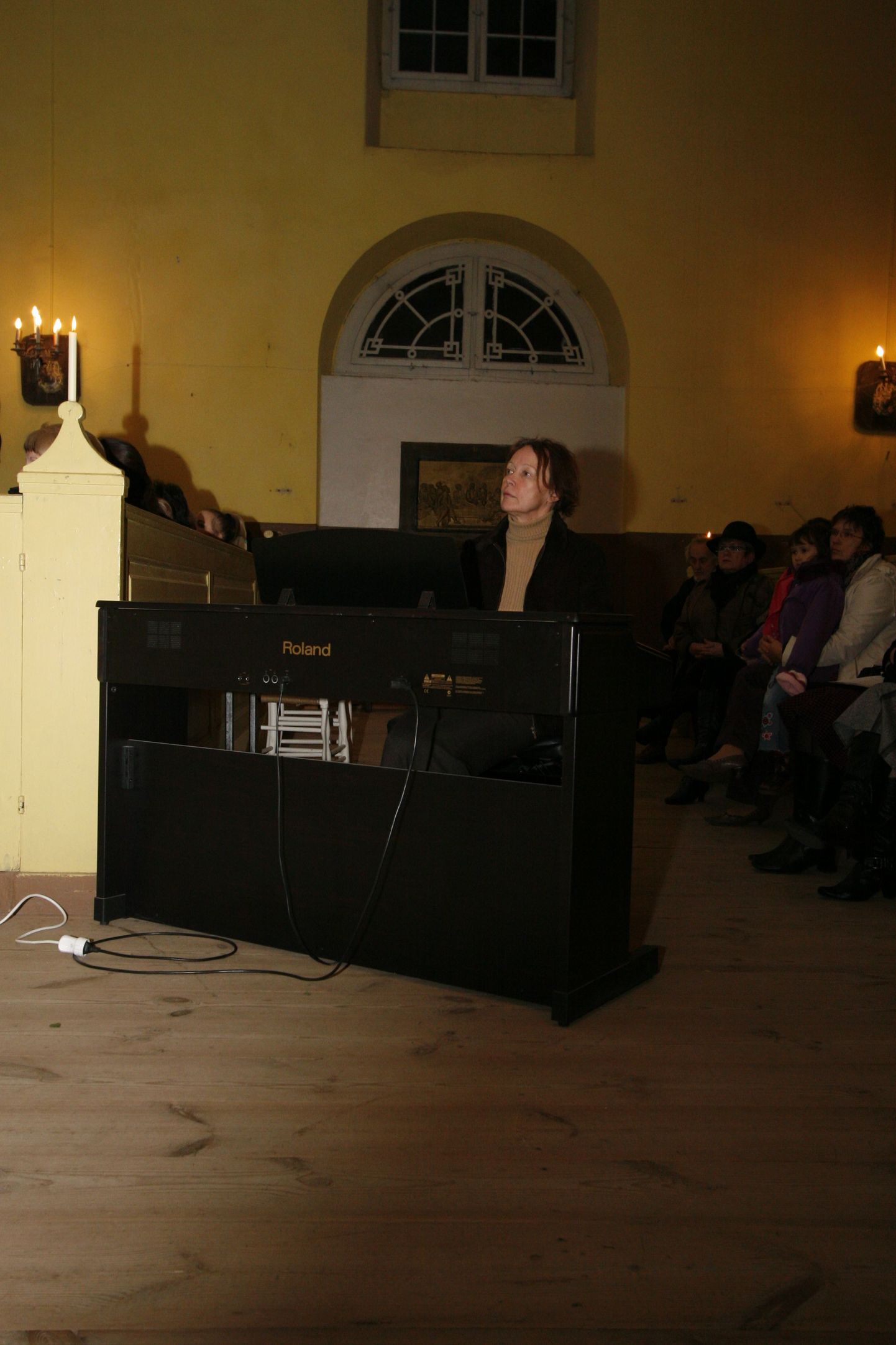 Klaveril mängib Novella Hanson.