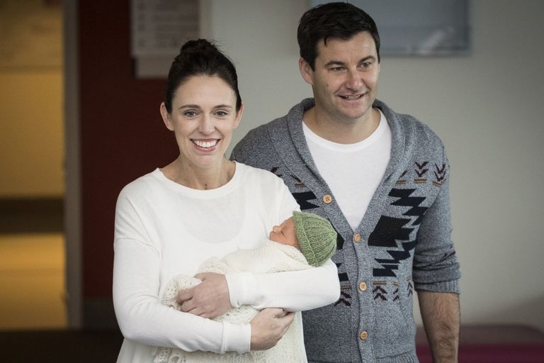 Jacinda Ardern ja Clarke Gayford 24. juunil 2018 koos vastsündinud tütre Nevega