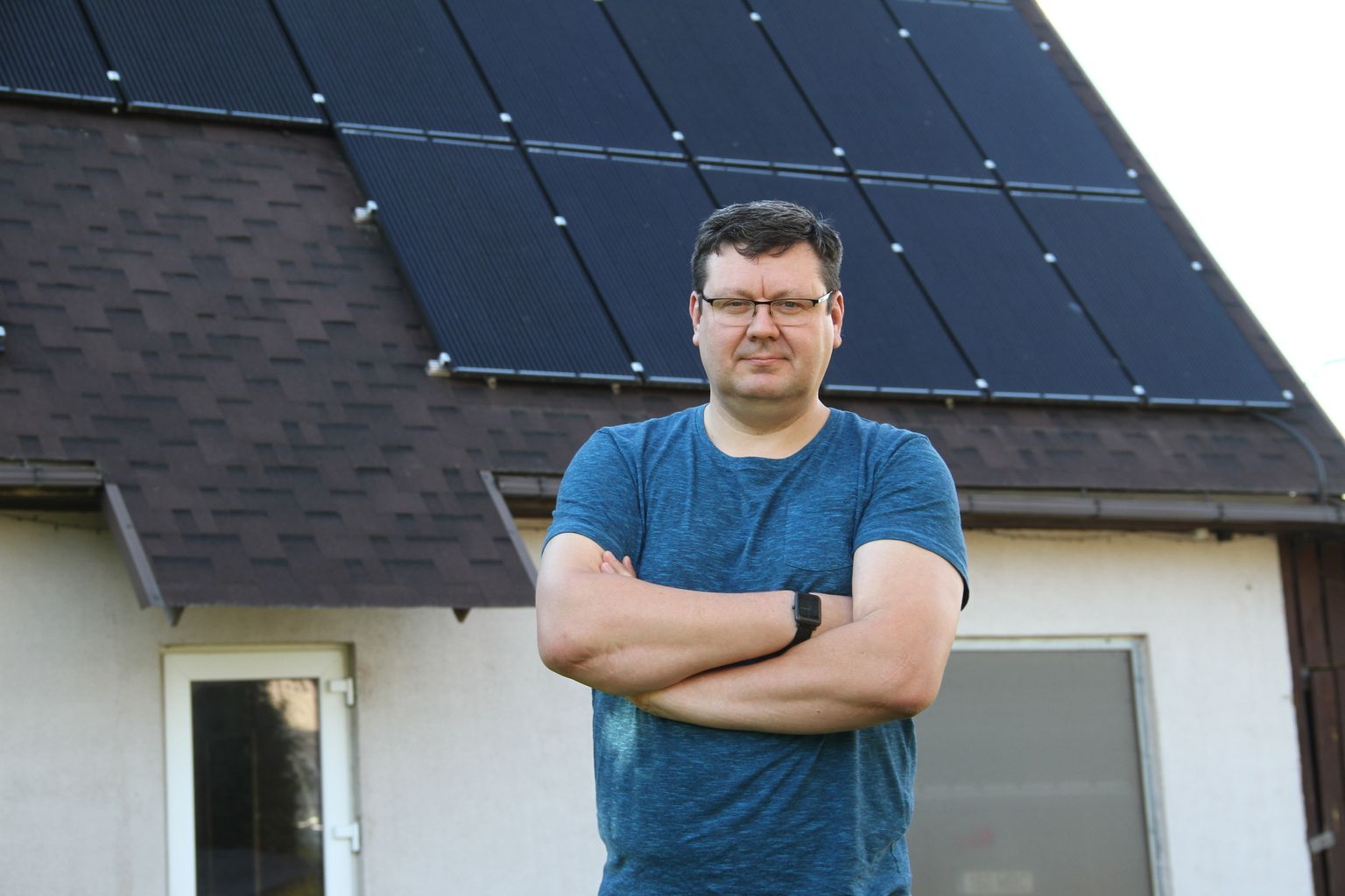 Дмитрий Фролов у собственной солнечной электростанции на крыше.