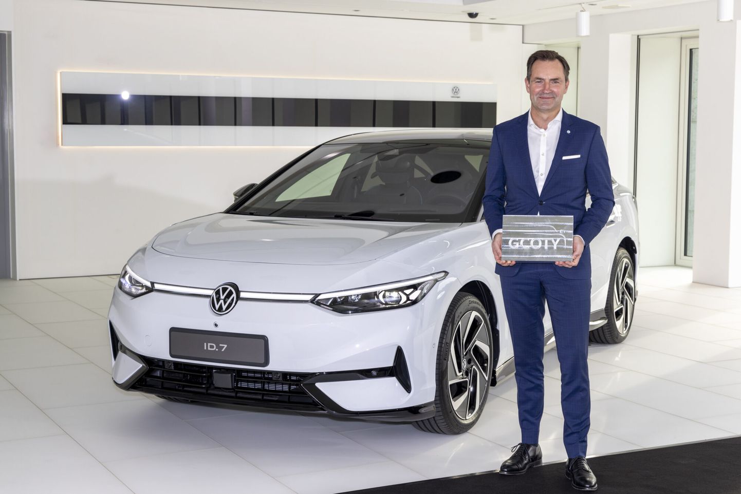 Volkswagen ID.7, esiplaanil firma tegevjuht Thomas Schäfer aasta auto auhinnaga.