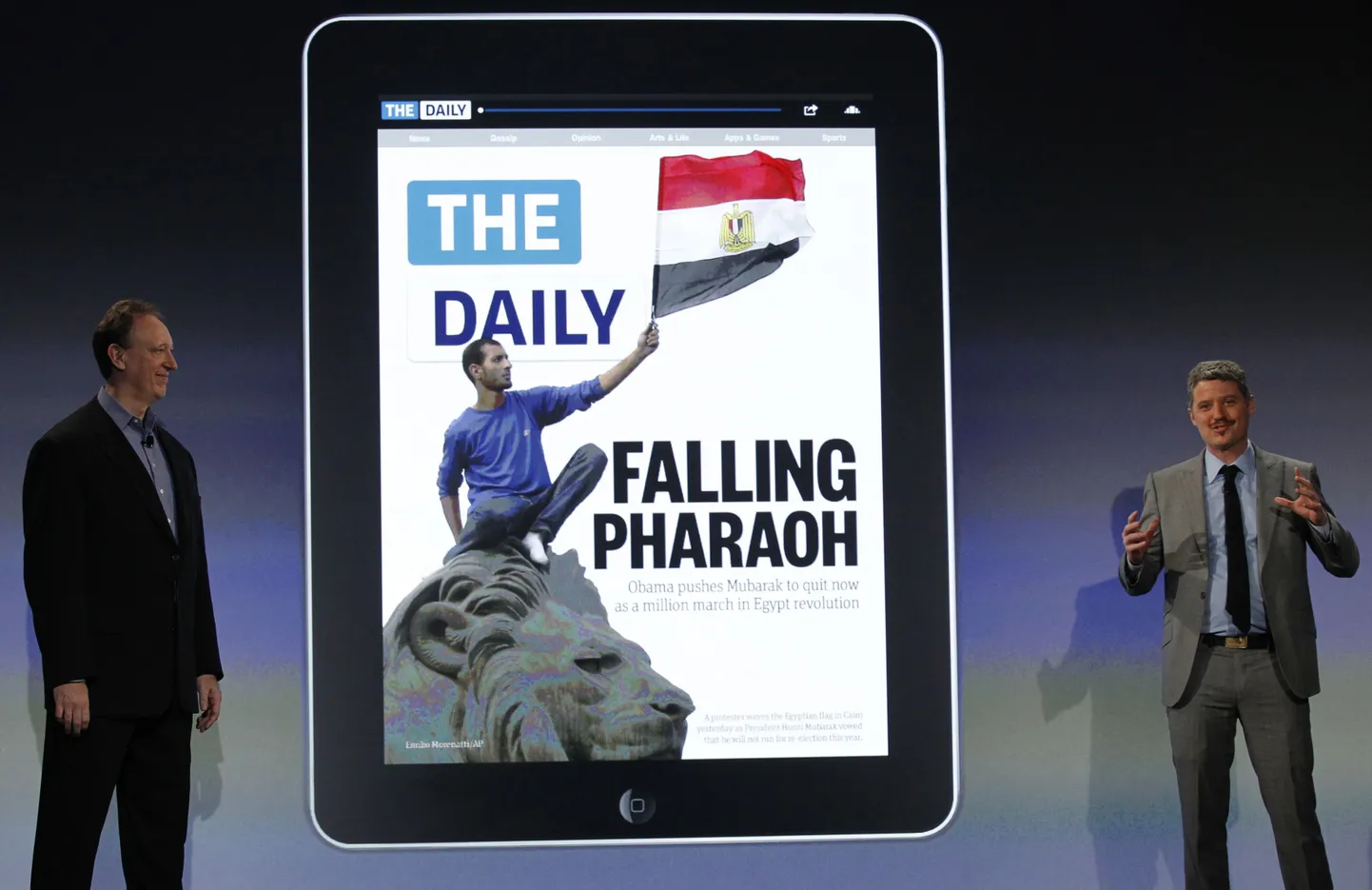 Vasakul Jon Miller, paremal «The Daily» peatoimetaja Jesse Angelo