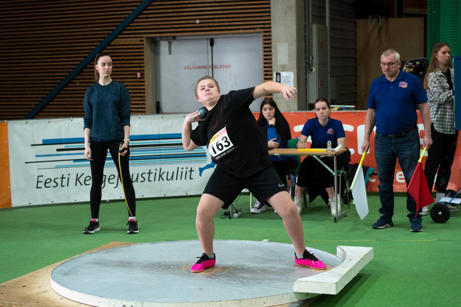 Andre Toomi tõukas kuuli lähimast konkurendist ligikaudu meetri jagu kaugemale ning tõestas, et on omavanuste seas Eesti üks tugevamaid poisse.