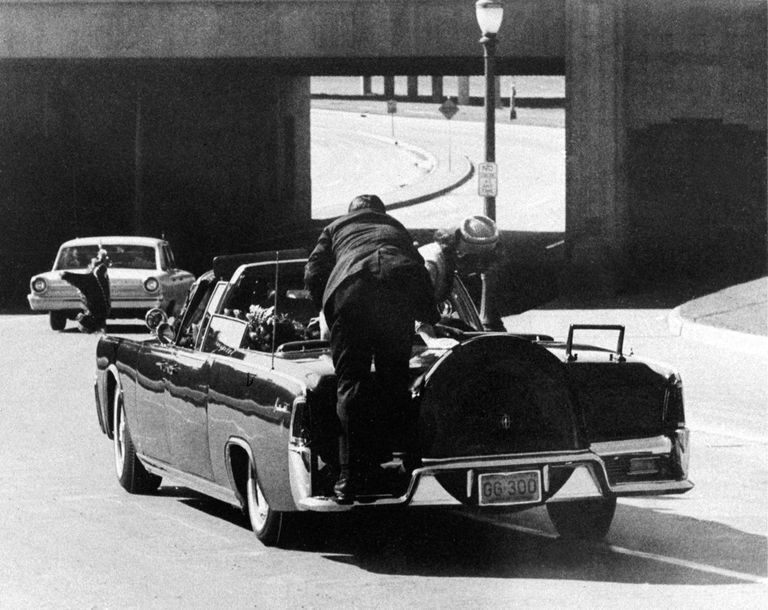 Salateenistuse agent Clint Hill hüppas Jacqueline Kennedyt kaitsma