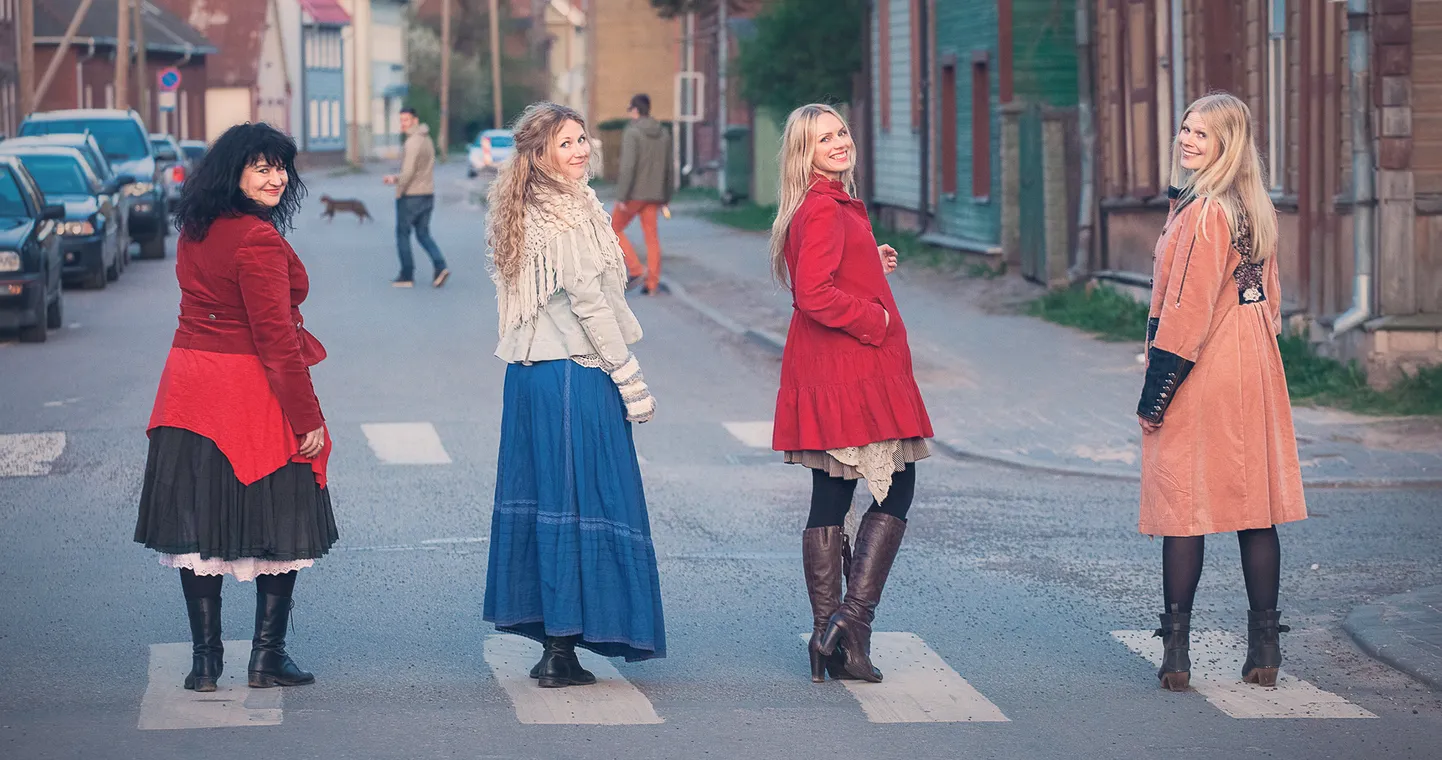 Ansamblis Naised Köögis lähevad kuulajate ette Kairi Leivo (vasakult), Katrin Laidre, Kristiina Ehin ja Sofia Joons.
