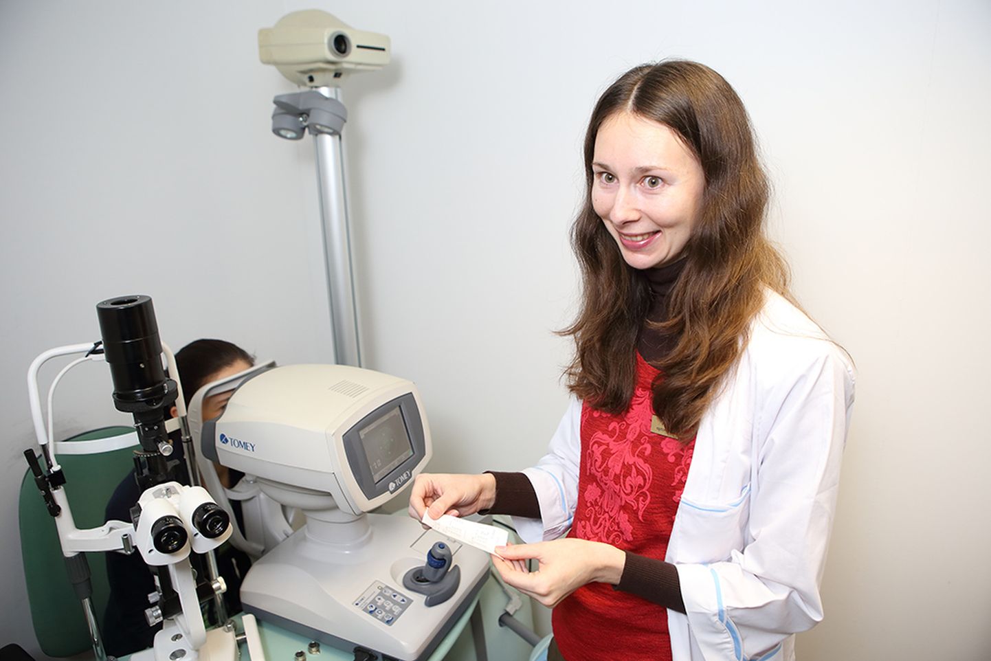 PANEB PAIKA: Anu Abel selgitab, et optometrist on pädev silmanägemist korrigeerima, kuid silmahaiguste ravimisega nad ei tegele. Foto: Sander Ilvest