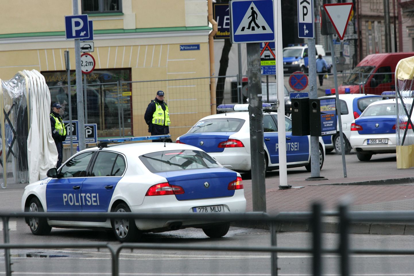 Politseiautod NATO ministrite kohtumispaikade Swissoteli ja Radissoni vahel