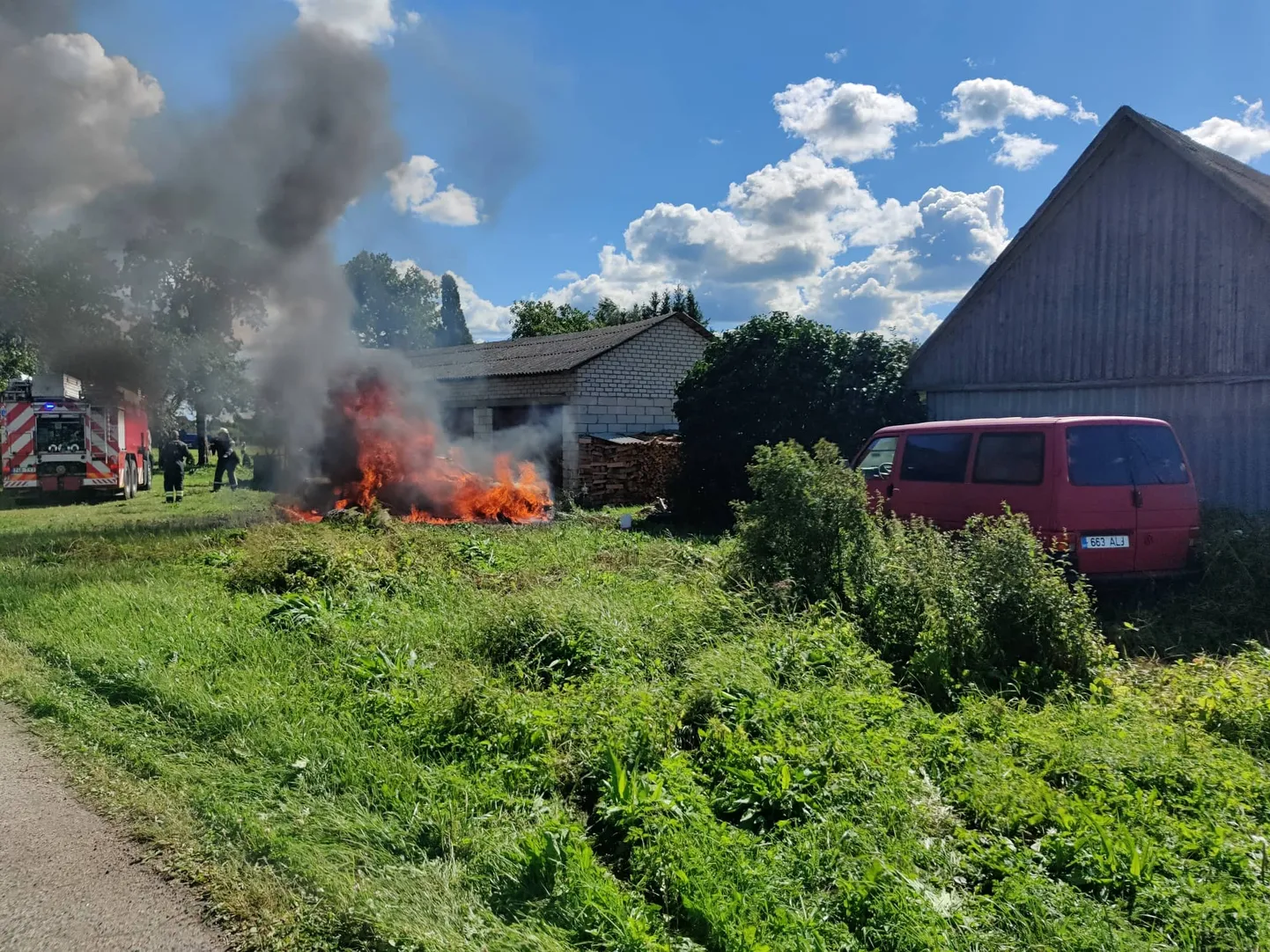 Kaarukal põles auto lausleekides ohustades kõrvalolevat majapidamist.