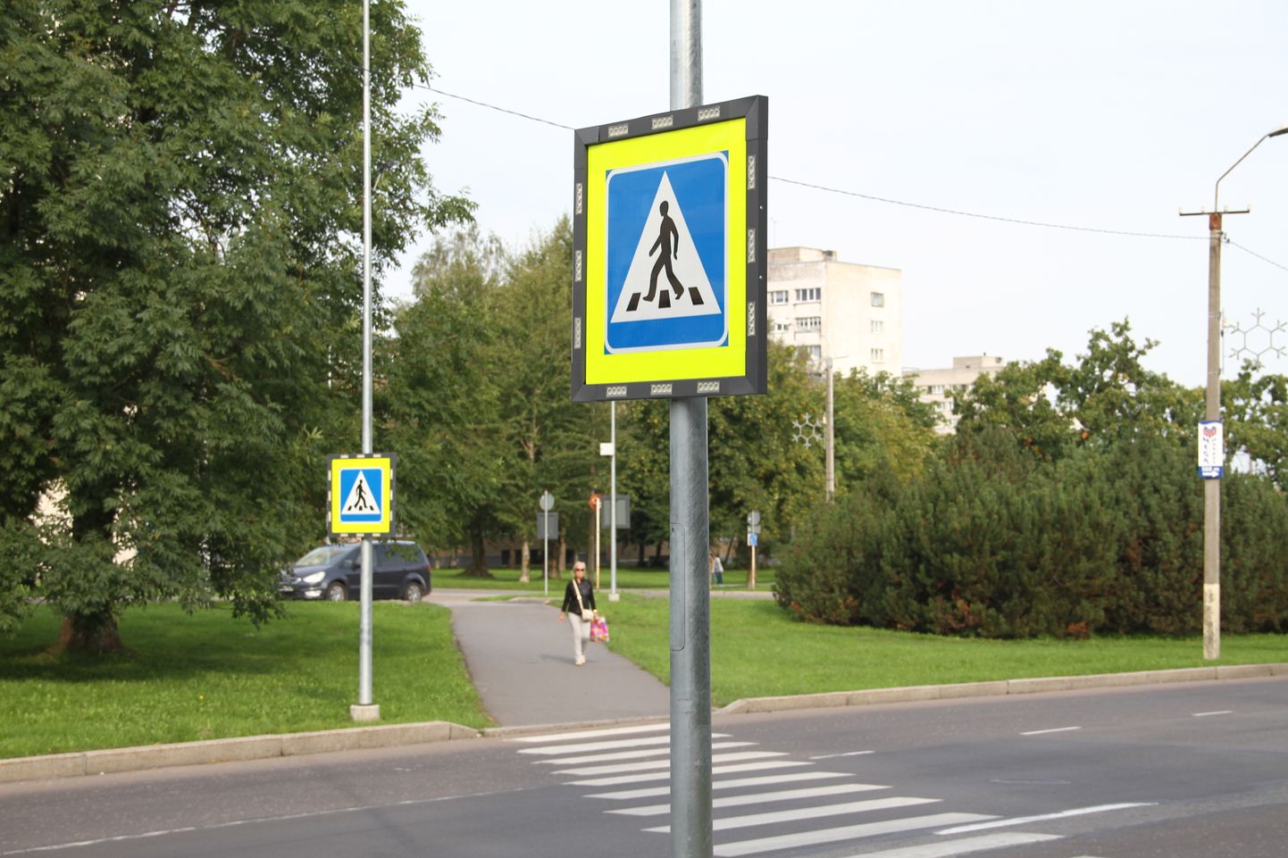 Дорожный знак оборудован жёлтыми сигнальными огнями, которые включает датчик движения.