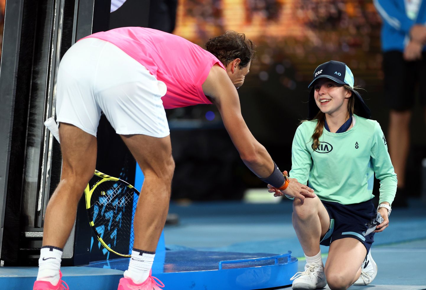 Rafael Nadal lohutamas pallitüdrukut.