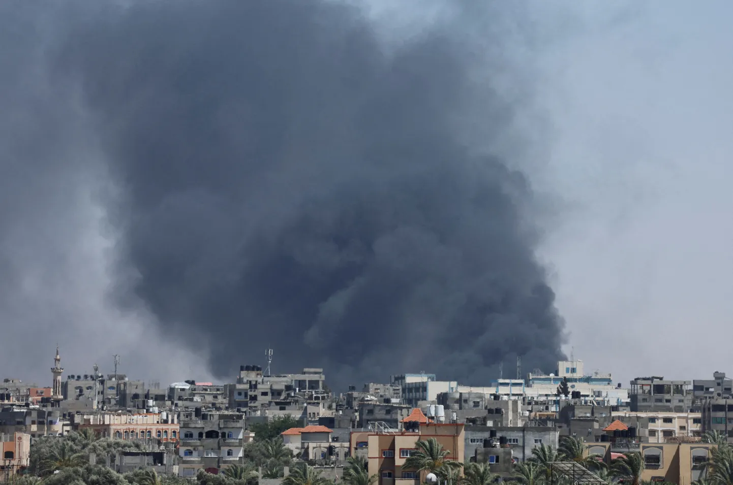 Iisraeli õhurünnaku tõttu tõusev suits Rafah's 24. mail 2024. aastal.