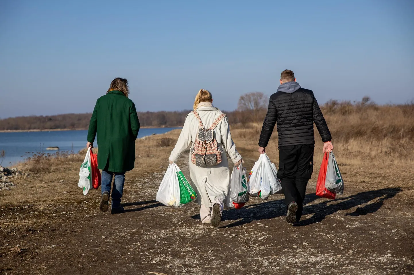 Toidukottidega võeti ette mitme kilomeetri pikkune matk Paljassaare linnuvaatlustorni juurde.