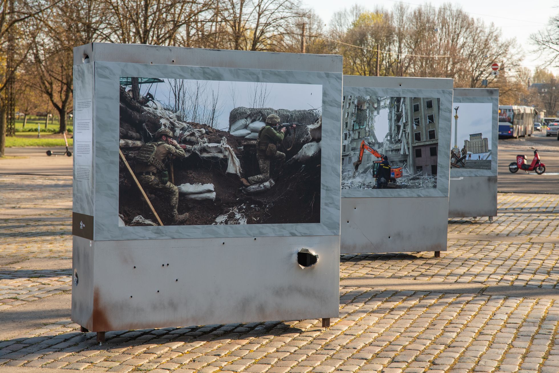 Фотовыставка в парке Победы о войне в Украине