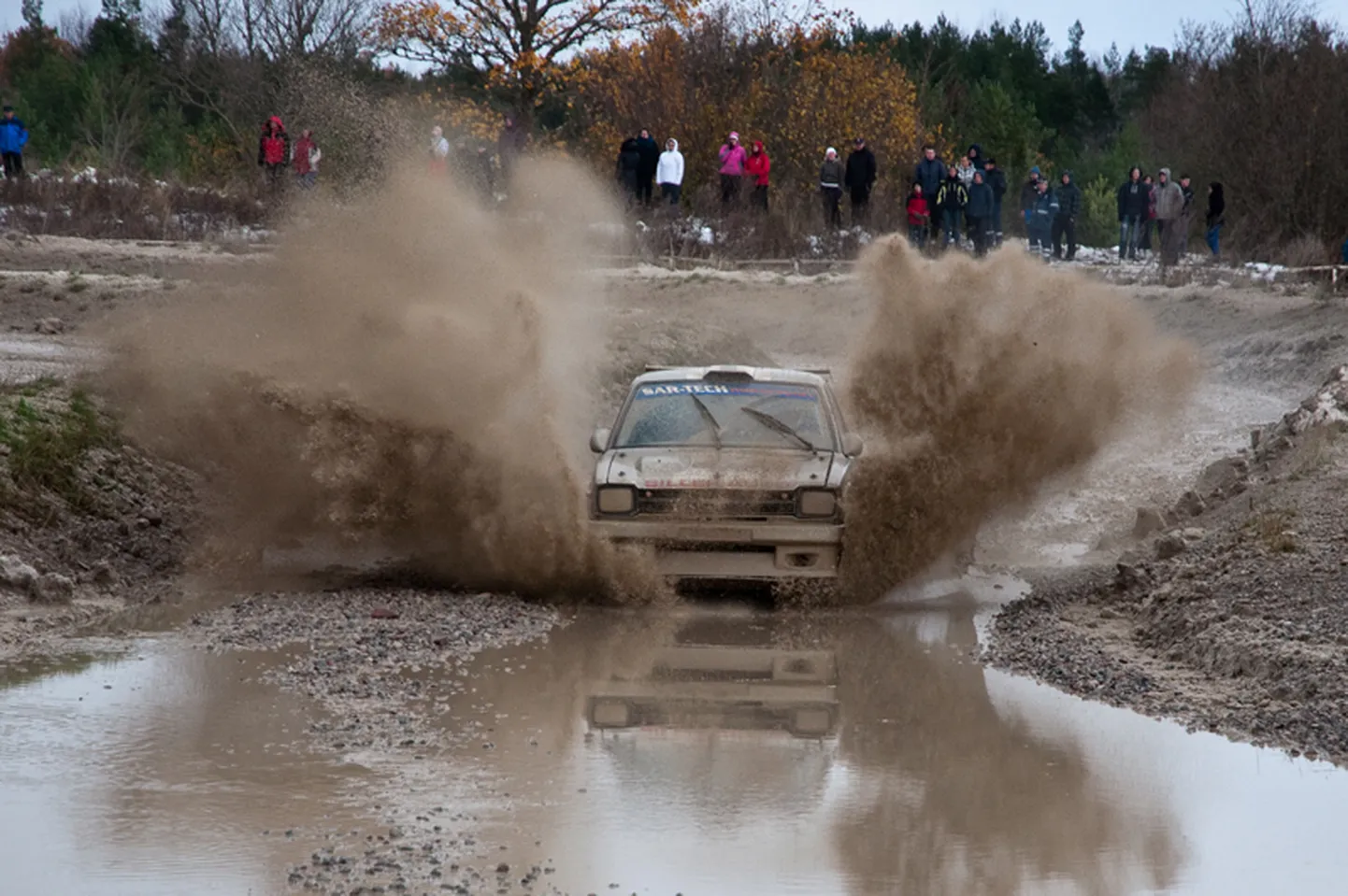 RASKED TINGIMUSED: Lembit Soe - Ahto Pihlas küll katkestasid koduse rallihooaja viimase ralli, kuid foto illustreerib hästi raskeid olusid, millega rallisõitjatel tuli kokku puutuda. Foto: Raul Vinni