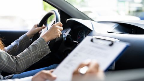 Braukšanas eksāmeni kļuvuši sarežģītāki – vai nokārtot tiesības prasa vairāk laika?