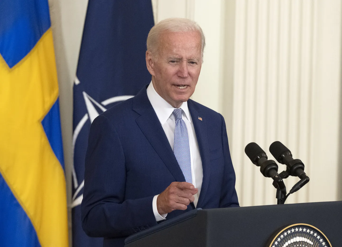 USA president Joe Biden NATO ja Rootsi lipuga.