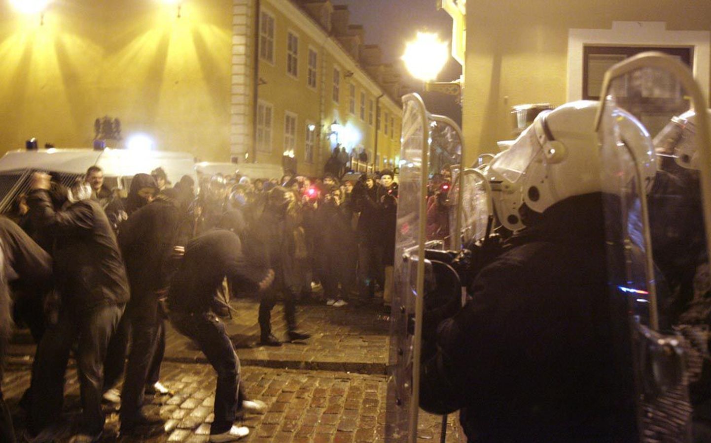 Läti parlamendi ja valitsuse saamatuse vastu rahuliku protestimiitingu lõppedes hakkasid Riia vanalinnas märatsema nooremad inimesed, keda taltsutas politsei.
