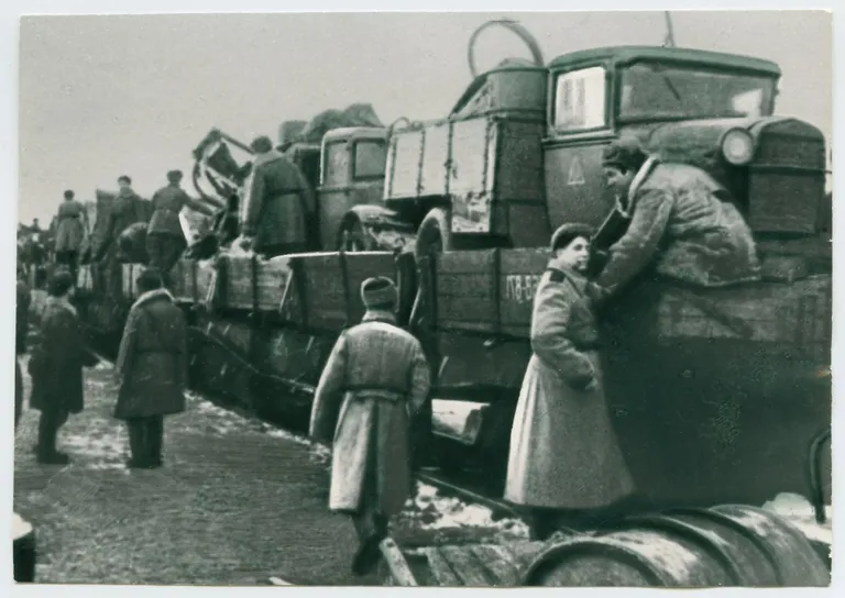 Eesti laskurkorpuse väeosa teel Leningradi, veoautod on laaditud platvormvagunitele. 1944. aasta algus.