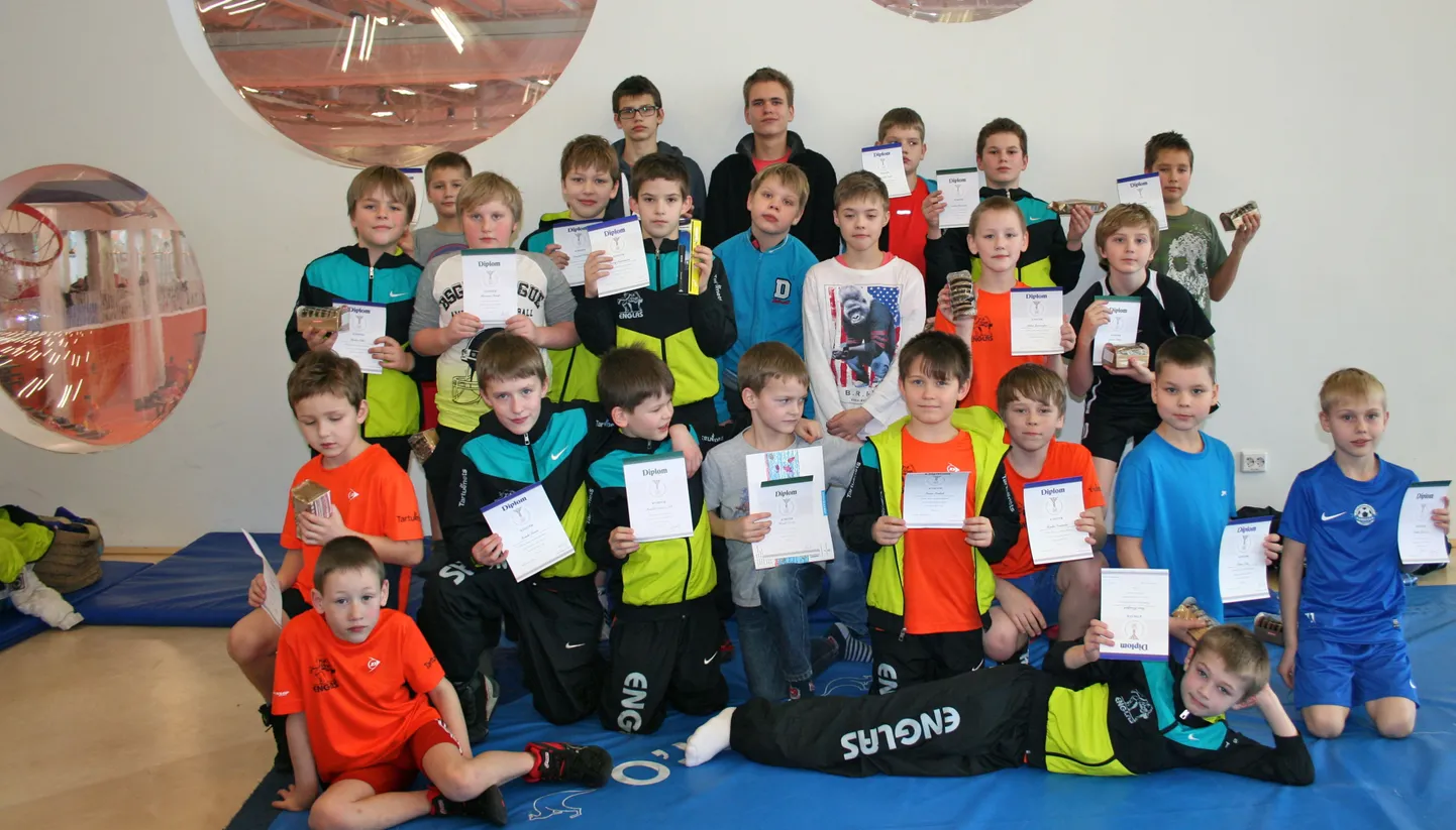 Tartu meistrivõistlused maadluses 2015. Kalev/Englase klubi poisid võidetud autasudega.