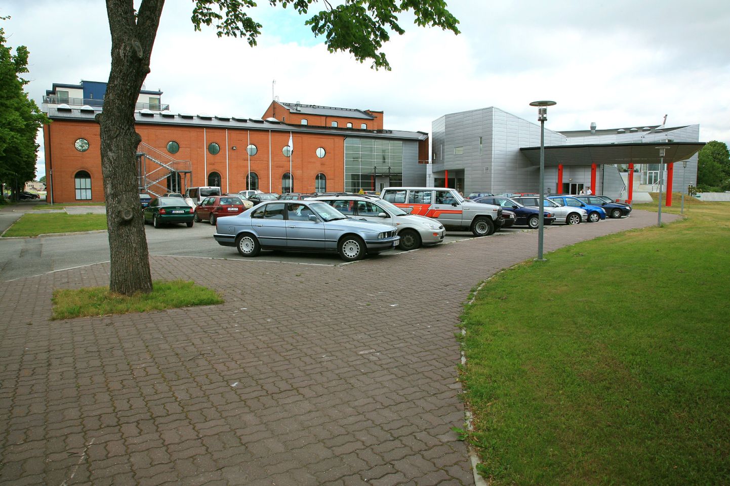 Tartu ülikooli Pärnu kolledži õppehoone.