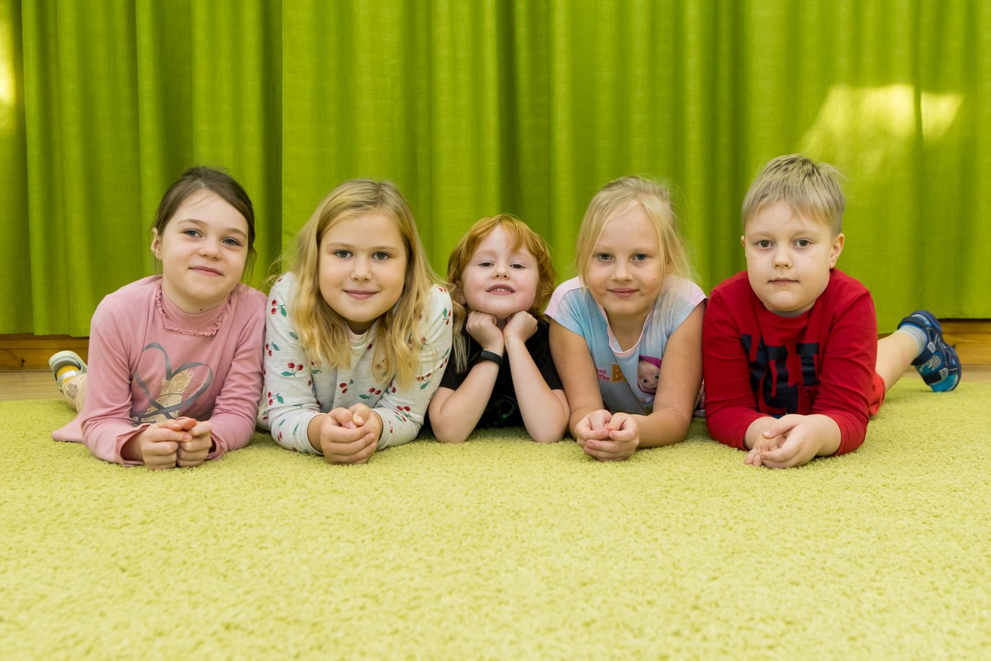 TEAVAD JÕULUASJU: Salme Otto-Triinu lasteaia mudilased (vasakult) Hanna-Loore, Arabella, Ruuben, Kaisa ja Mattias.