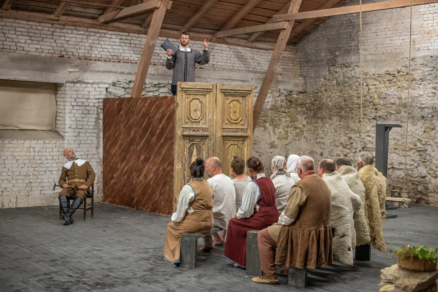 «Stahli grammatika» Piibe Teatris: lihtne lavakujundus, lihtsad puupingid, mis vastavalt vajadusele viivad tegelased kas kohtupinki või kõrtsituppa, kirikust rääkimata.