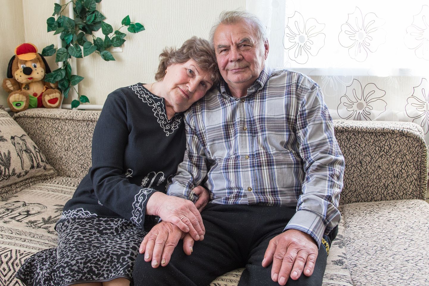 Elena ja Vladimir Polushchenkov elasid samas kaevurite ühiselamus Jõhvis, aga tuttavaks saadi kaevurite õhtul. Kui abielluti, oli Elena 21- ja Vladimir 30aastane. Nemad tähistasid mullu kuldpulmi.