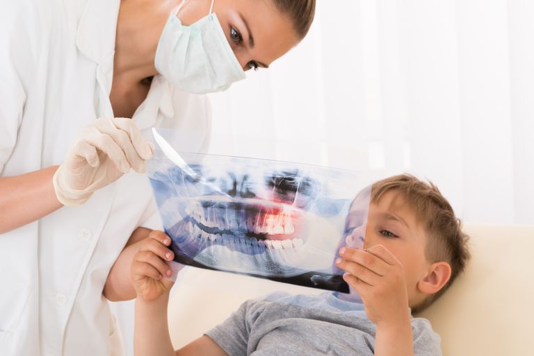 Hambaarst näitamas poisile tema hammastest tehtud röntgenipilti. Foto on illustreeriv