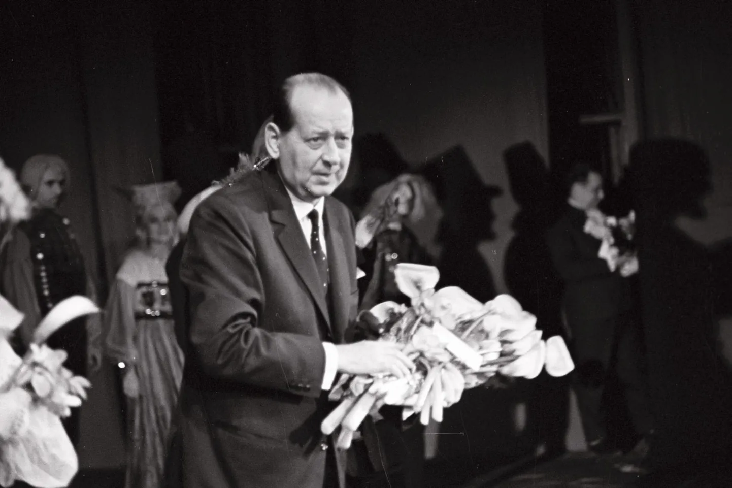 Eduard Tubin pärast oma balleti «Kratt» esietendust RAT Estonias. 1966. Esimese eesti balleti ainus partituur hävis 1944. aasta märtsipommitamises ajal, kui Vene rünnakute tagajärjel süttis keset «Kratt» etendust põlema Estonia teater ja kontserdisaal. Tubin võttis Rootsi põgenedes kaasa klaviiri ja orkestrihääled. Partituuri taastamine oli keeruline ja Tubin tunnistas, et kergem oleks olnud kirjutada uus ballett.
