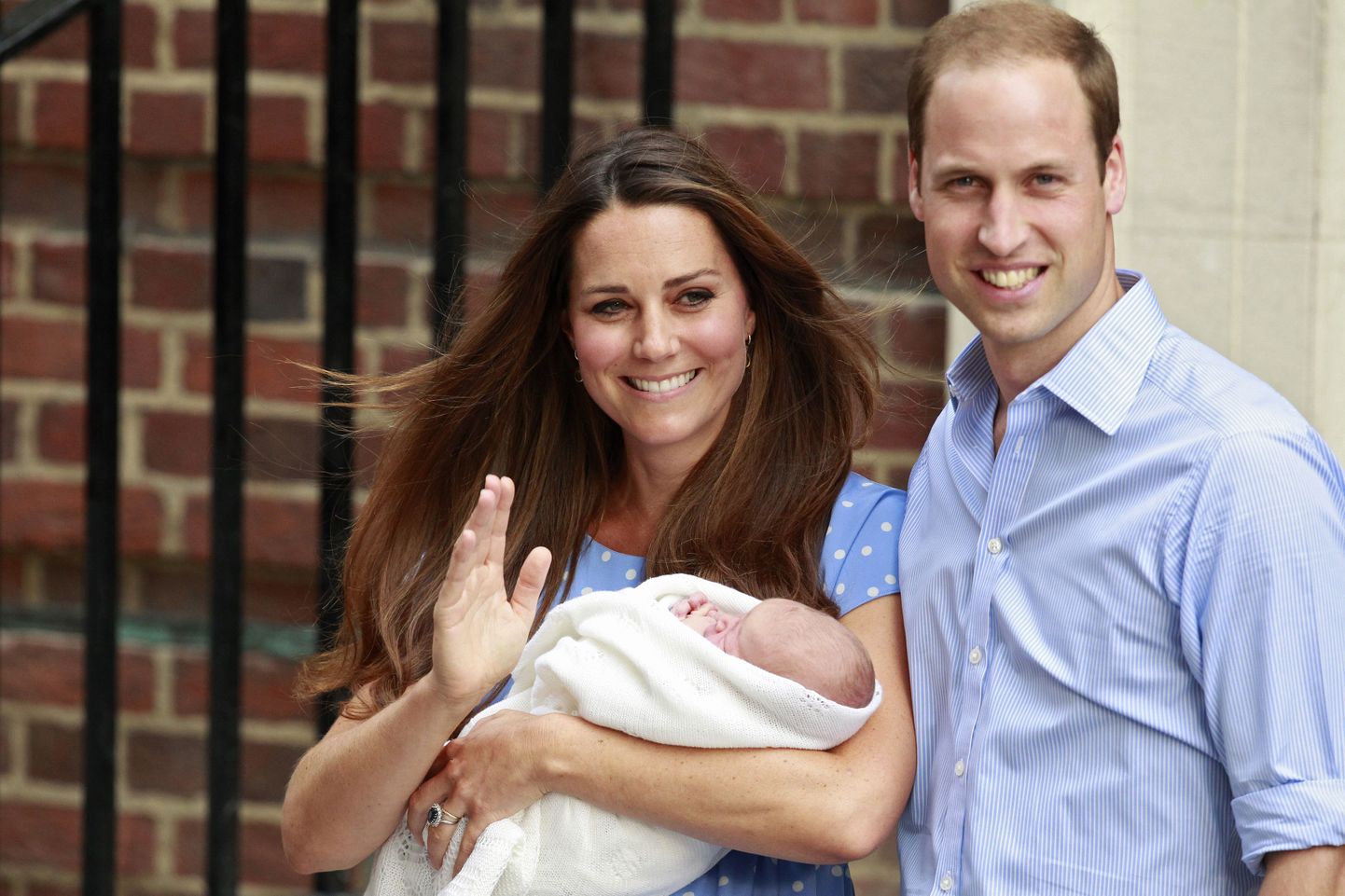 Prints William ja tema naine Kate näitavad rahvale oma poega.