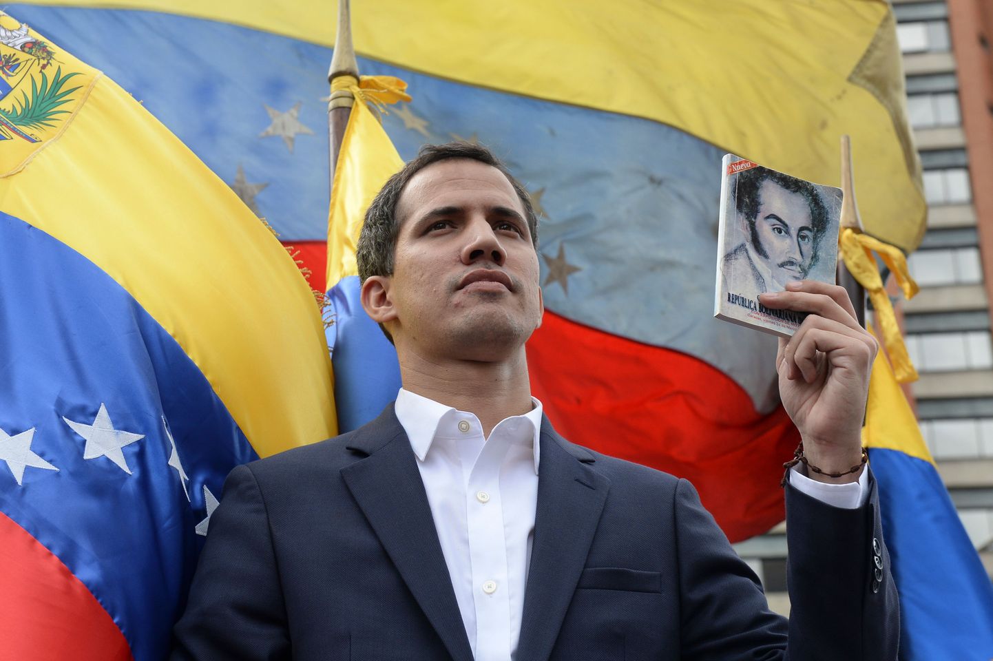 Venezuela rahvusassamblee spiiker Juan Guaidó kuulutas end kolmapäeval Caracases meeleavaldusele kogunenud inmeste silme all riigi presidendi kohusetäitjaks.