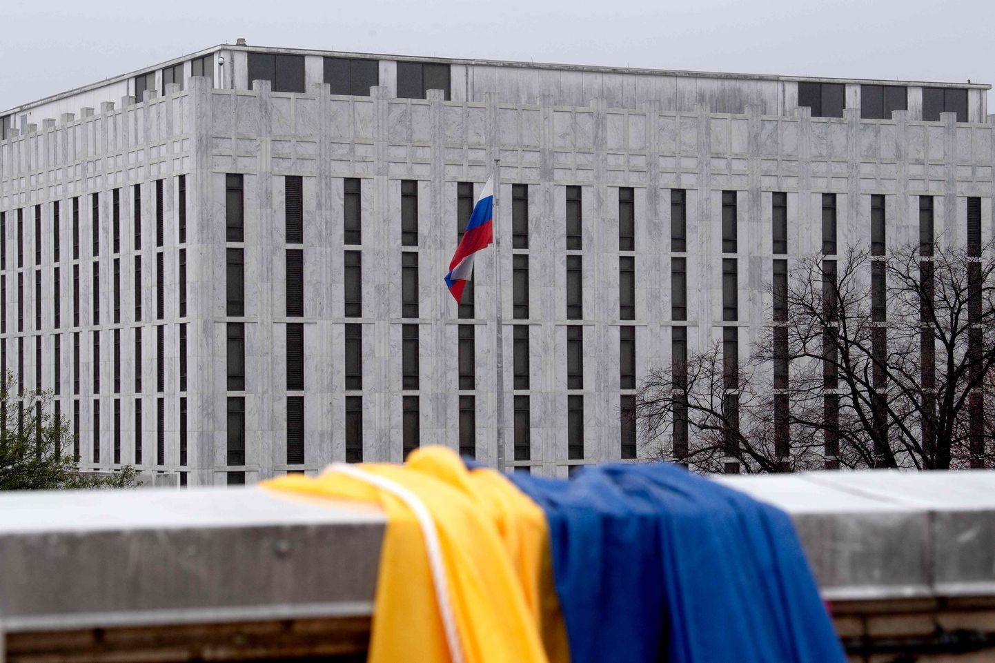 Vaade Venemaa suursaatkonnale Washingtonis 9. mail 2022. Hotellikatusel üle tee on lehvitamiseks valmis seatud Ukraina lipp.