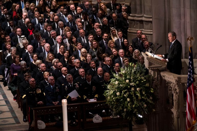 George W. Bush pidamas oma isa George H W Bushi matusel kõnet