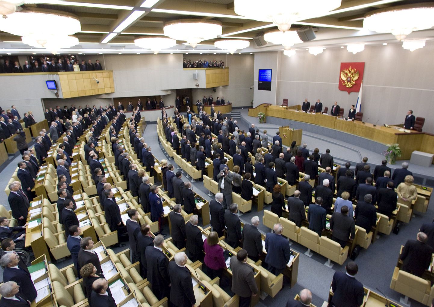 Fotol seisavad Venemaa parlamendiliikmed uue koosseisu avaistungil 24. detsembril 2007.