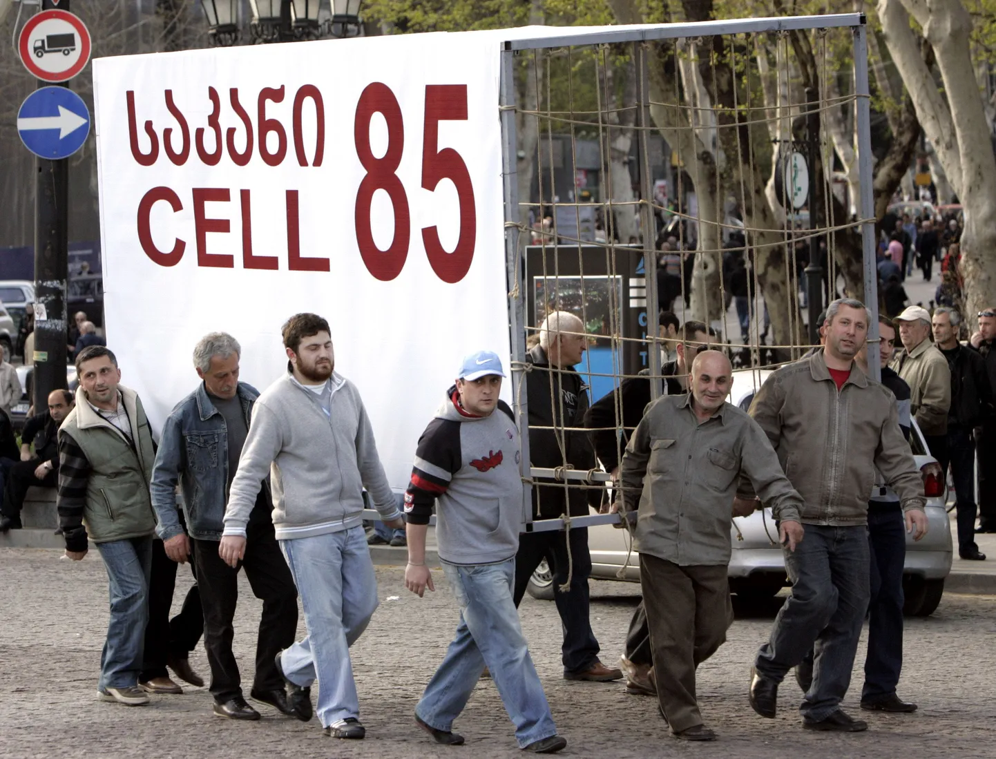 Gruusia opositsioon tassis kesklinna improviseeritud vangikongid, et jätkata protestimist võimude vastu.
