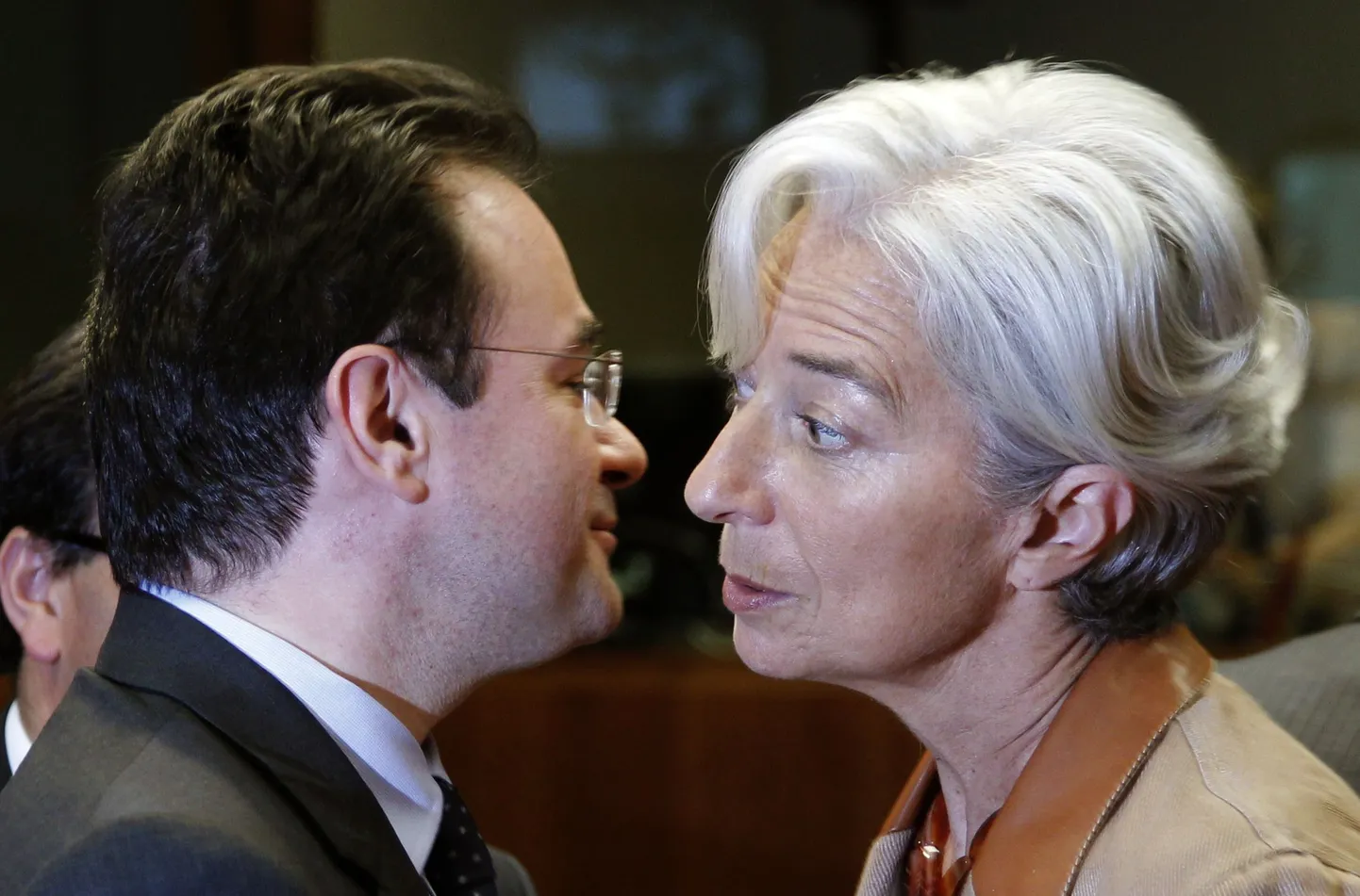 Греческий министр финансов Георгис Папаконстантину целует Кристин Лагард, свою французскую коллегу, при встрече в Брюсселе, 9 мая, перед заседанием министров финансов стран ЕС.