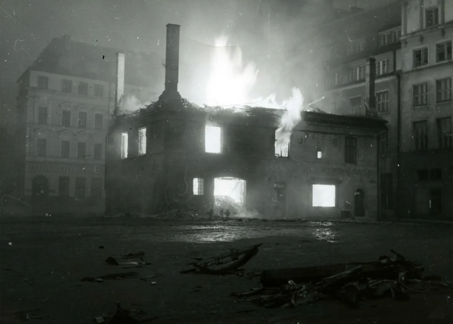 Märtsipommitamise ajal hävis ka Raekoja platsil asunud vaekoda.