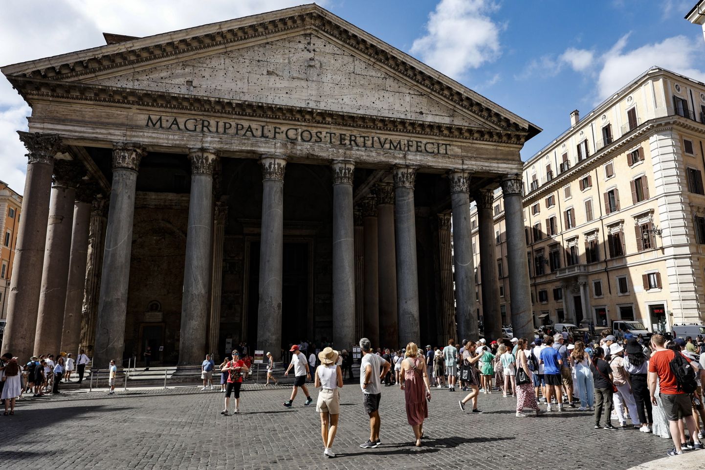 Inimesed seisavad järjekorras, et siseneda Pantheonisse, mille külastamise eest tuleb tänasest maksta sissepääsutasu.