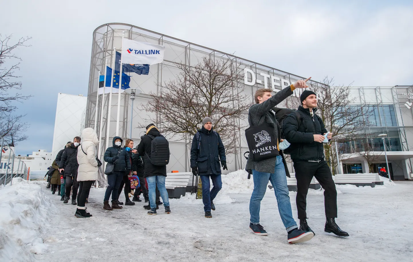 Helsingi laevalt tulijad Tallinna Sadama D terminalis 2021. aasta viimasel päeval.