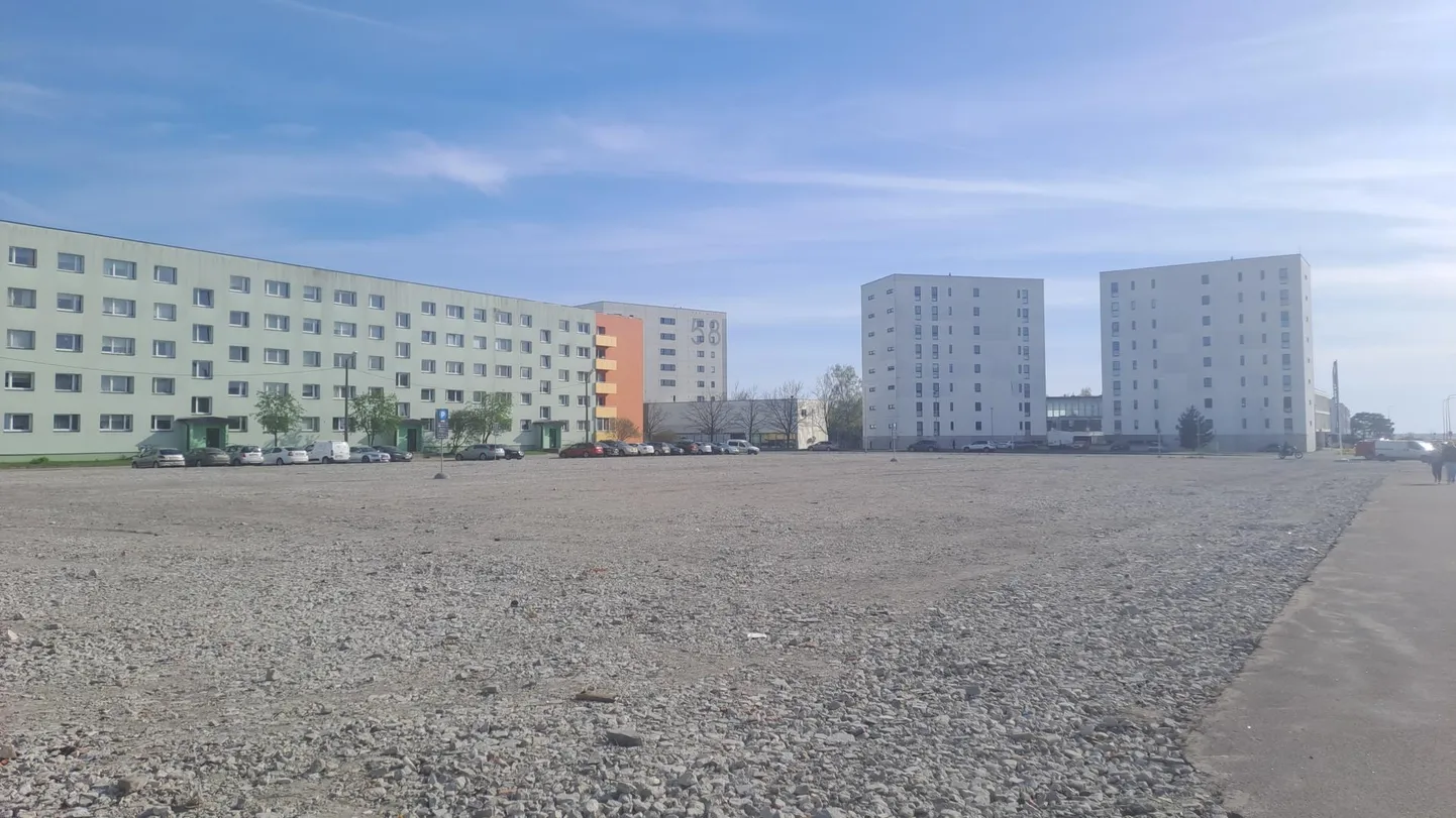 Lammutatud Mai keskuse kinnistule rajati uute hoonete ehitamiseni tasuline parkla.