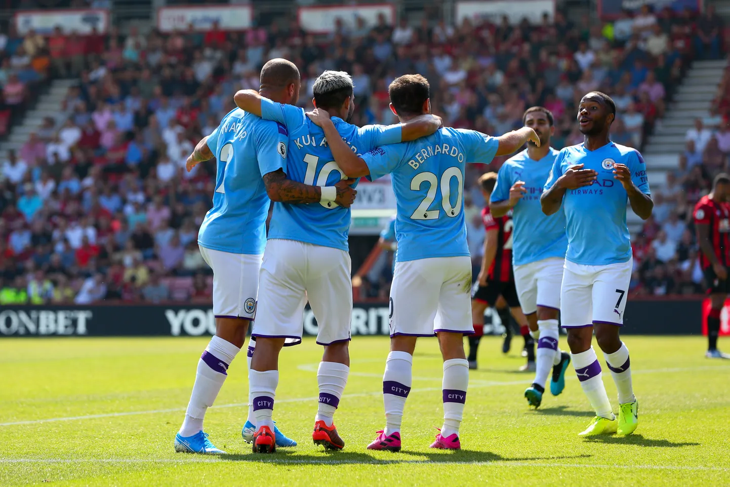 Manchester City mängijad avaväravat tähistamas.