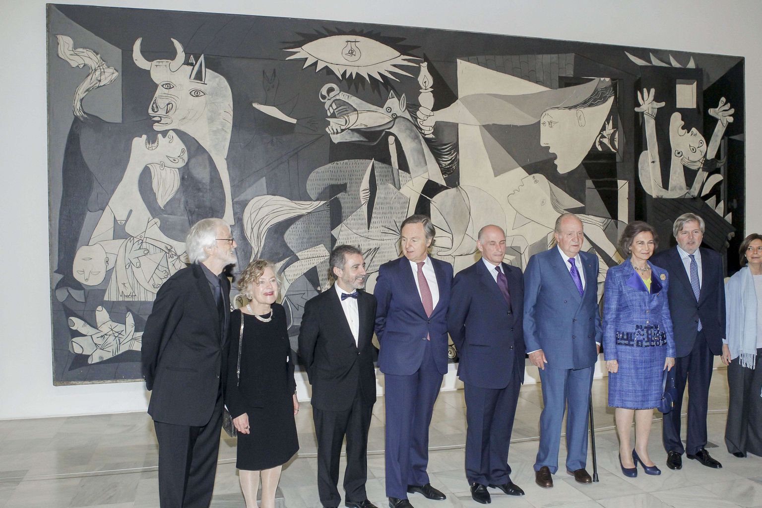 Hispaania kuningas Juan Carlos ja kuninganna Sofia «Guernica» ees poseerimas.