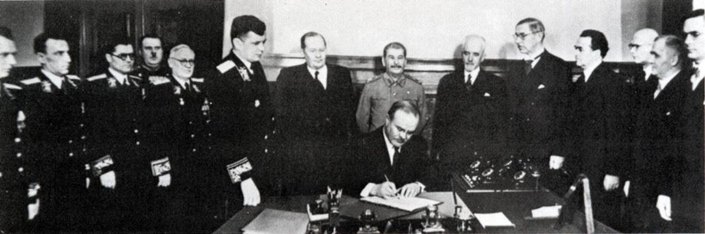 Soome ja Nõukogude Liidu sõpruse ja vastastikuse abistamise lepingu allkirjastamine Moskvas 6. aprillil 1948.